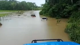 Caminhonetes ficam quase encobertas em rodovia após rio transbordar em RO