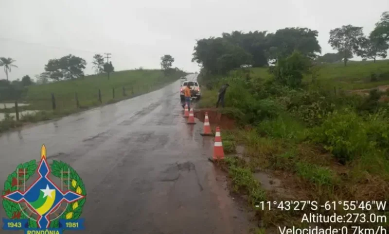 Chuvas causam danos em parte da pista na RO-010, próximo a Linha 168, mas trânsito continua fluindo; motoristas devem ficar atentos ao passarem pelo local