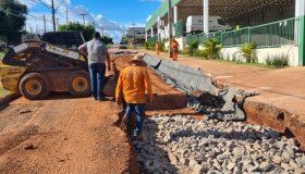 DER realiza recuperação na Avenida Norte Sul em Rolim de Moura