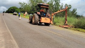 DER realiza serviços de roçagem e recuperação nas rodovias 010 e 481