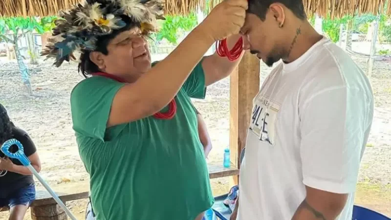 Foto 1 da matéria: Xamã passa férias em aldeia de Rondônia junto com Txepo e Txai Suruí