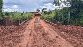 Governo de Rondônia recupera ponte de madeira sobre o rio Vermelho na RO-135...