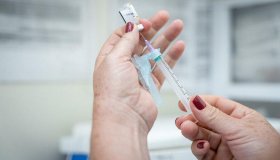 Saúde pede que grupos prioritários que receberam AstraZeneca tomem vacina...