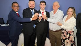 Em uma cerimônia cheia de emoção, novos advogados recebem credenciais da OAB...