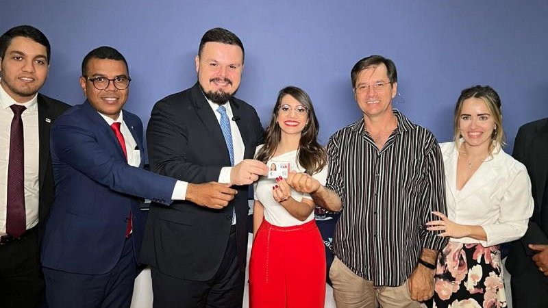 Foto 2 da matéria: Em uma cerimônia cheia de emoção, novos advogados recebem credenciais da OAB em Rolim de Moura