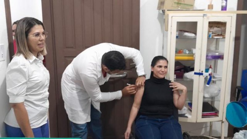 Foto 4 da matéria: Mais de 500 pessoas participaram do dia D de Vacinação contra influenza e covid-19 em Rolim de Moura