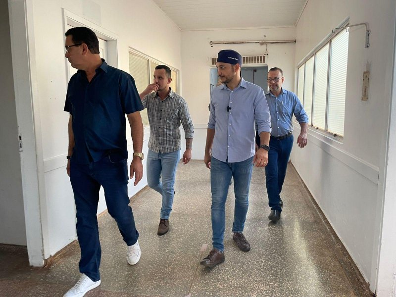 Prefeito e Secretário Municipal de Saúde recebe o deputado federal Fernando Máximo no hospital Amélio João da Silva de Rolim de Moura