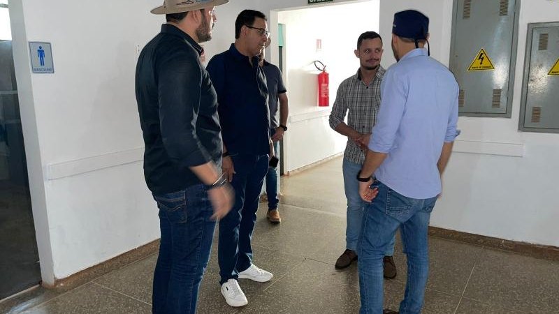 Foto 1 da matéria: Prefeito e Secretário Municipal de Saúde recebe o deputado federal Fernando Máximo no hospital Amélio João da Silva de Rolim de Moura
