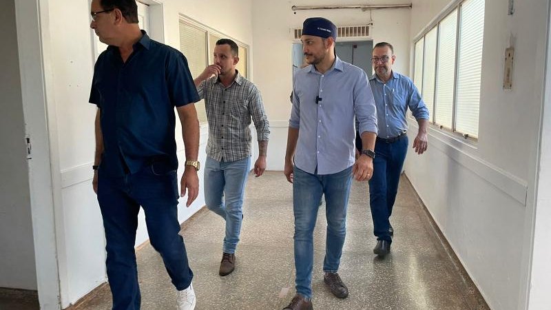 Foto 7 da matéria: Prefeito e Secretário Municipal de Saúde recebe o deputado federal Fernando Máximo no hospital Amélio João da Silva de Rolim de Moura