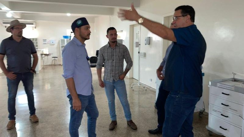 Foto 5 da matéria: Prefeito e Secretário Municipal de Saúde recebe o deputado federal Fernando Máximo no hospital Amélio João da Silva de Rolim de Moura