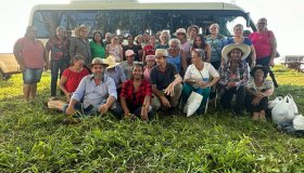 Prefeito Jurandir visita Rural Show e leva idosos do CRÁS para conhecerem