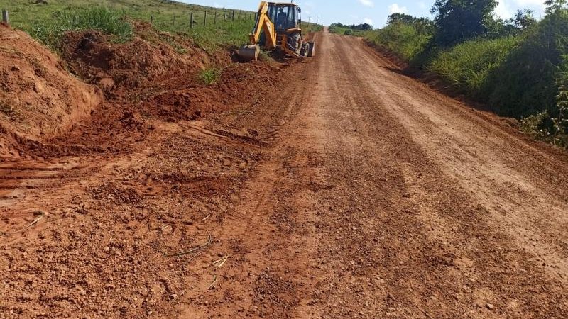 Foto 6 da matéria: Rolim de Moura: Linha 172 Sul e Norte recebe manutenção da SEMOSP e instalação de tubo armco