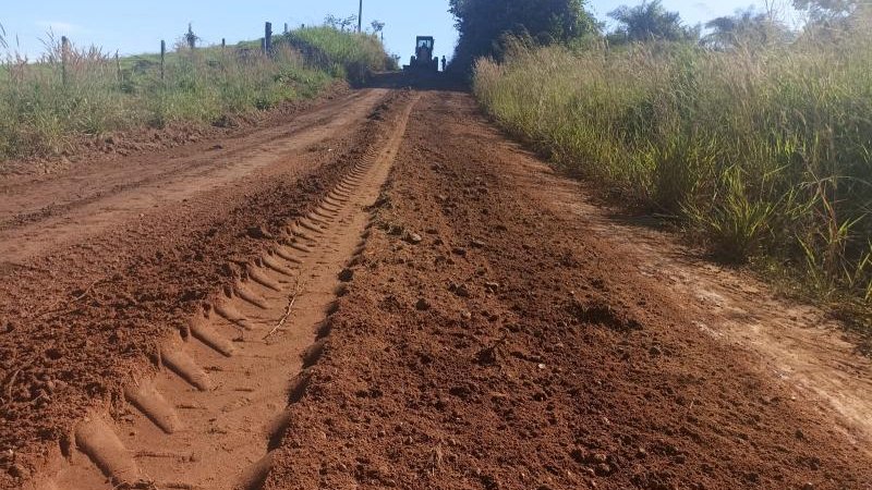Foto 2 da matéria: SEMOSP conclui patrolamento da linha 168 sul em Rolim de Moura