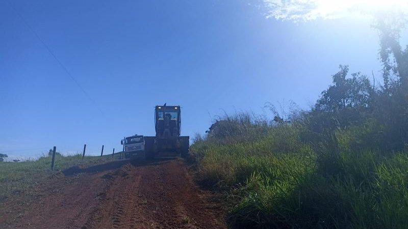 Foto 1 da matéria: SEMOSP conclui patrolamento da linha 168 sul em Rolim de Moura