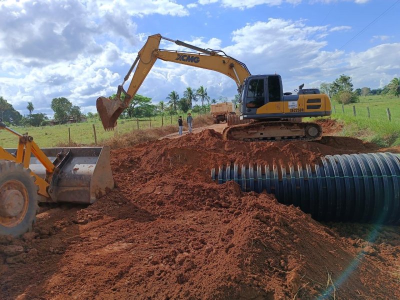 SEMOSP realiza a instalação de tubos PEAD na linha 200 lado sul em Rolim de Moura