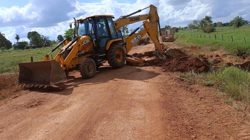 Foto 1 da matéria: SEMOSP realiza a instalação de tubos PEAD na linha 200 lado sul em Rolim de Moura