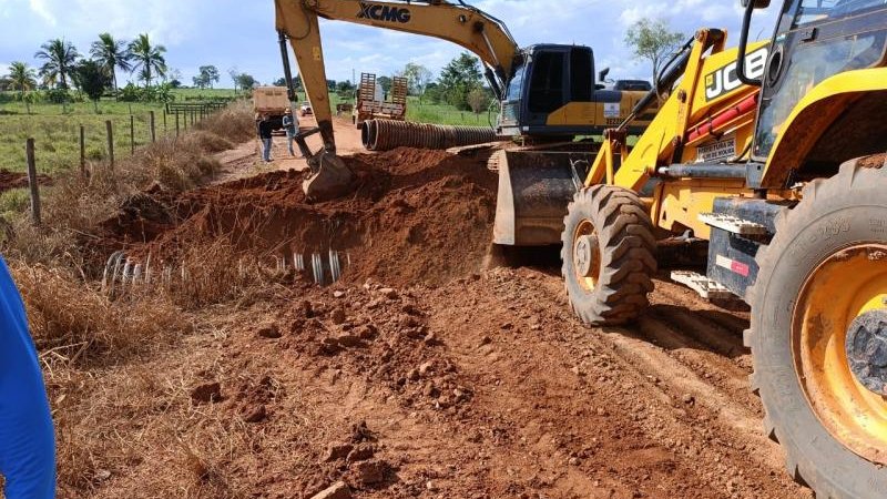 Foto 5 da matéria: SEMOSP realiza a instalação de tubos PEAD na linha 200 lado sul em Rolim de Moura