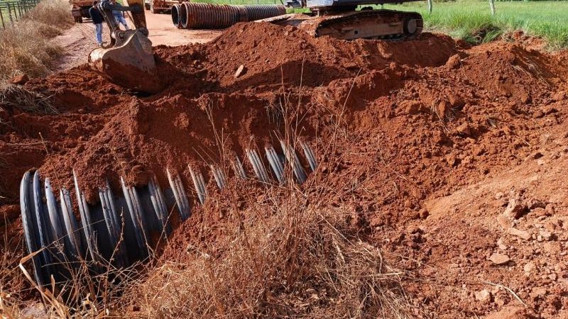 Foto 2 da matéria: SEMOSP realiza a instalação de tubos PEAD na linha 200 lado sul em Rolim de Moura