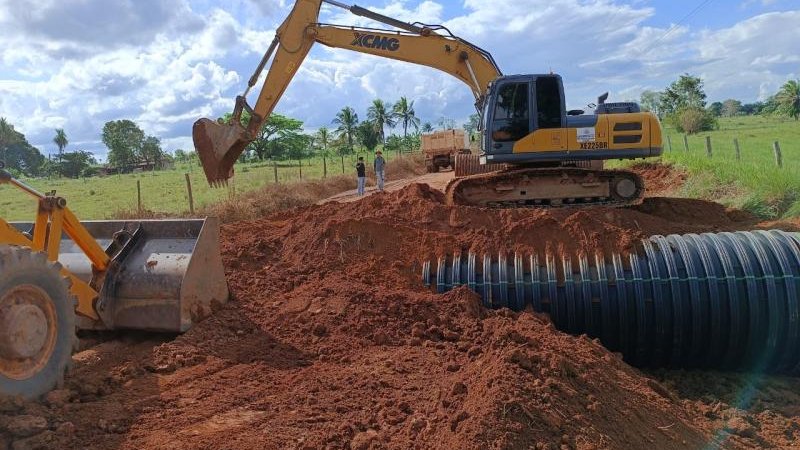 Foto 4 da matéria: SEMOSP realiza a instalação de tubos PEAD na linha 200 lado sul em Rolim de Moura