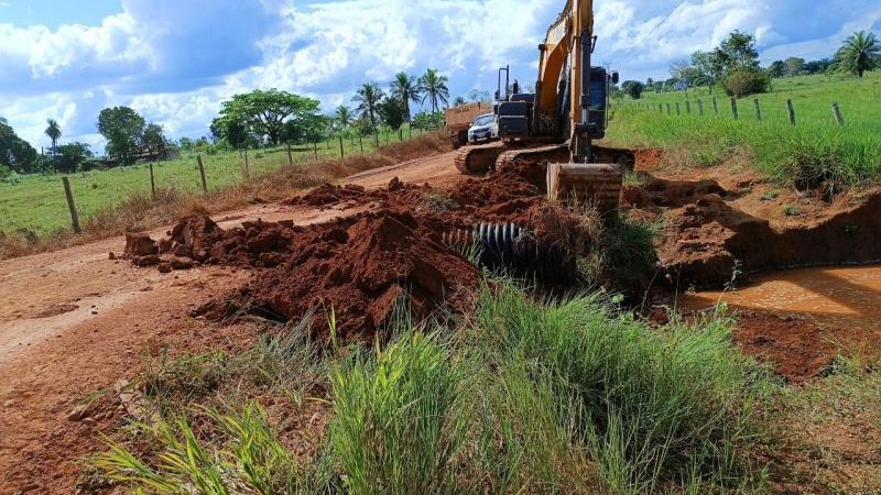 Foto 3 da matéria: SEMOSP realiza a instalação de tubos PEAD na linha 200 lado sul em Rolim de Moura