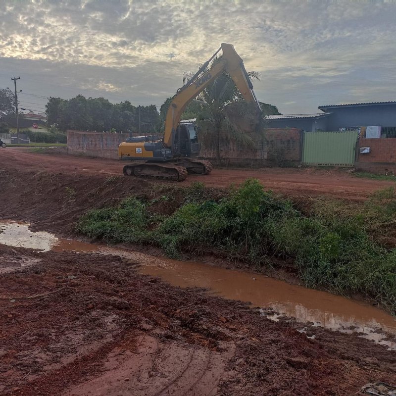 Concluindo o Beira Rio, SEMOSP avança com limpeza nos bairros de Rolim de Moura