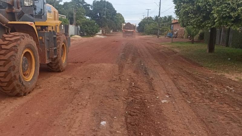 Foto 1 da matéria: Concluindo o Beira Rio, SEMOSP avança com limpeza nos bairros de Rolim de Moura