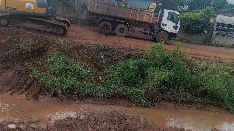 Foto 2 da matéria: Concluindo o Beira Rio, SEMOSP avança com limpeza nos bairros de Rolim de Moura
