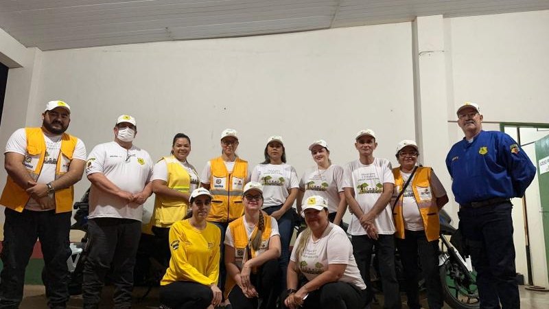 Foto 3 da matéria: DETRAN orienta condutores em Rolim de Moura com equipe de educação de trânsito
