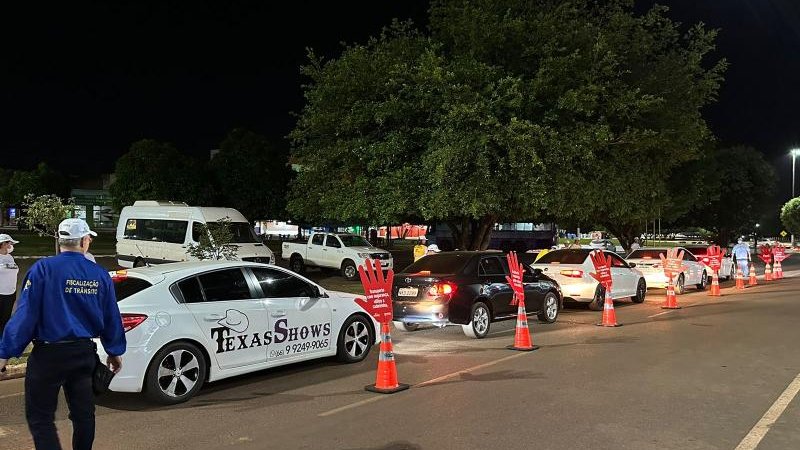Foto 1 da matéria: DETRAN orienta condutores em Rolim de Moura com equipe de educação de trânsito