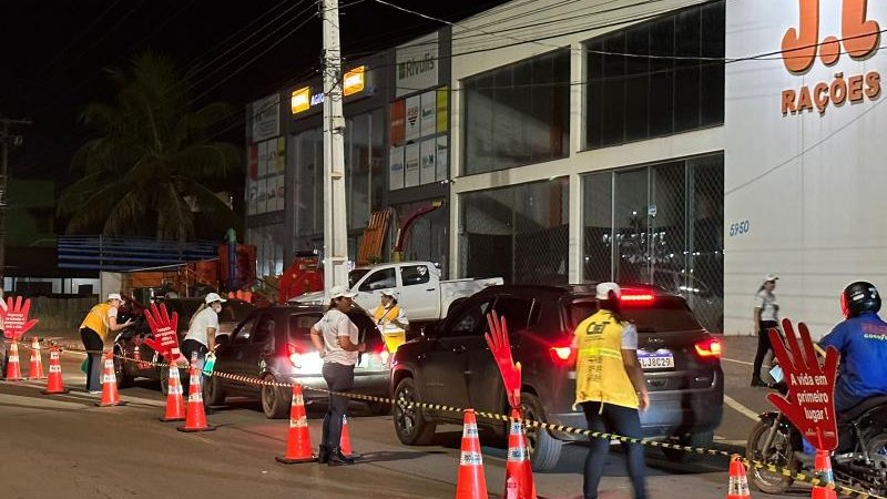Foto 4 da matéria: DETRAN orienta condutores em Rolim de Moura com equipe de educação de trânsito