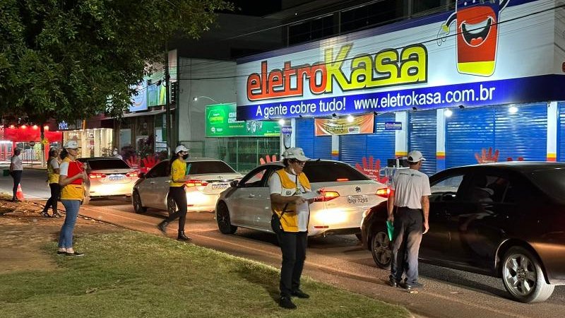 Foto 5 da matéria: DETRAN orienta condutores em Rolim de Moura com equipe de educação de trânsito