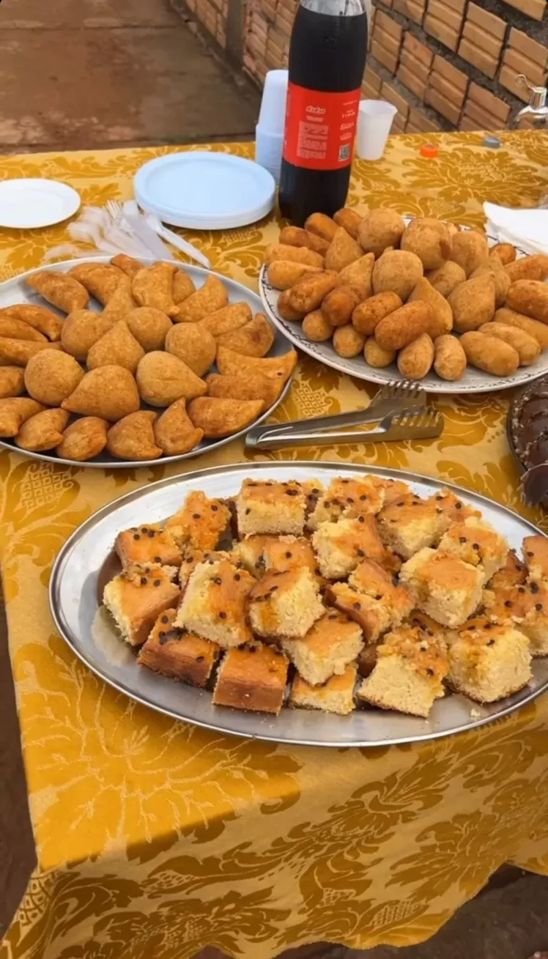 Mesa com salgados preparados pela moradora do bairro Igarapé, em Porto Velho. — Foto: Nathália Camargo