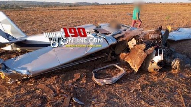 Foto 1 da matéria: Aeronave de pequeno porte cai em Alta Floresta d´Oeste e dois morrem; Veja fotos