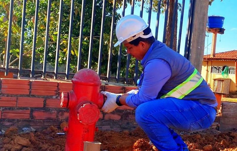 Águas de Rolim de Moura instala hidrante no Distrito Nova Estrela, em apoio aos Bombeiros