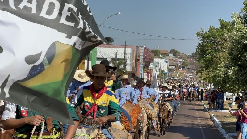 Foto 1 da matéria: Rolim de Moura: Cavalgada da 34ª Expoagro é um sucesso; confira as comitivas premiadas