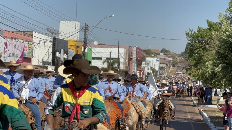 Foto 2 da matéria: Rolim de Moura: Cavalgada da 34ª Expoagro é um sucesso; confira as comitivas premiadas