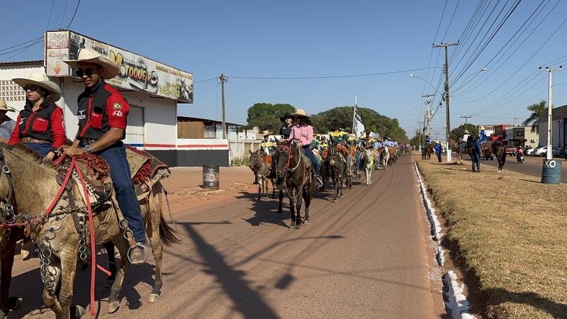 Foto 17 da matéria: Rolim de Moura: Cavalgada da 34ª Expoagro é um sucesso; confira as comitivas premiadas