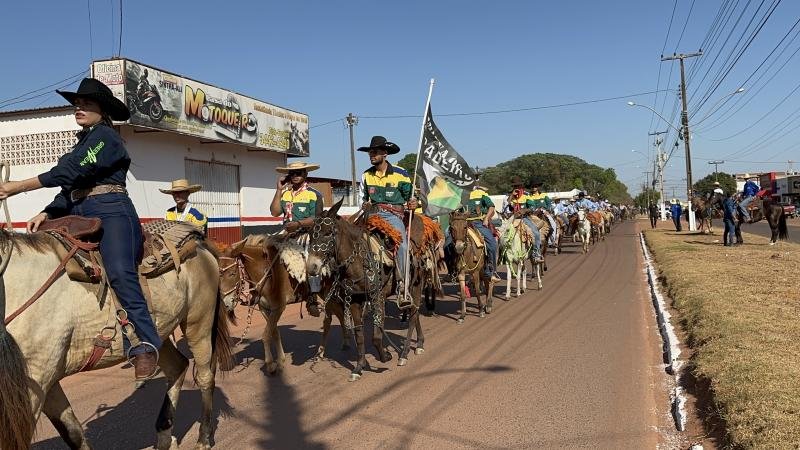 Foto 18 da matéria: Rolim de Moura: Cavalgada da 34ª Expoagro é um sucesso; confira as comitivas premiadas