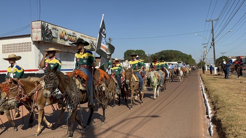Foto 15 da matéria: Rolim de Moura: Cavalgada da 34ª Expoagro é um sucesso; confira as comitivas premiadas