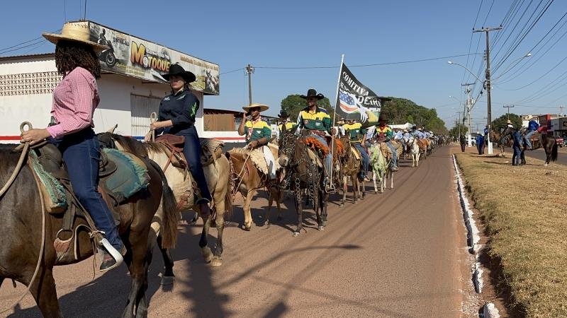 Foto 16 da matéria: Rolim de Moura: Cavalgada da 34ª Expoagro é um sucesso; confira as comitivas premiadas