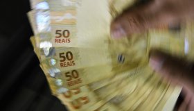 Câmara aprova MP que aumenta salário mínimo e amplia isenção do IR