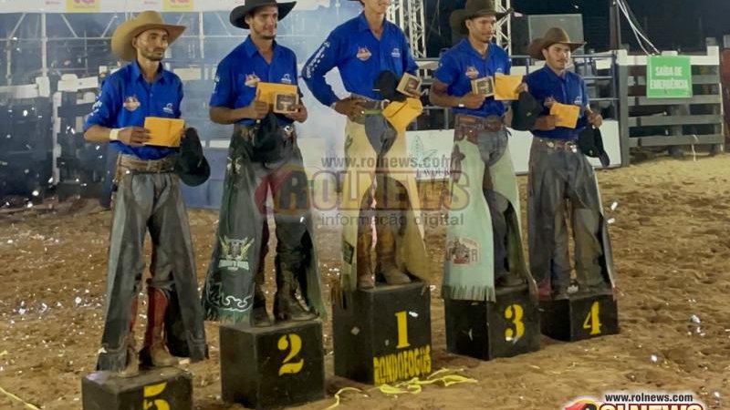 Foto 1 da matéria: Carlos Alexandre Gabriel é o campeão do rodeio da 34ª Expoagro de Rolim de Moura