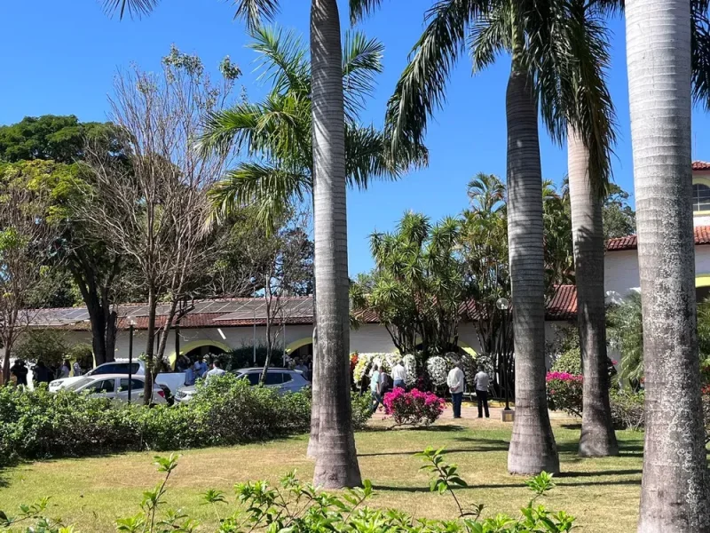 Pai e filho foram velados juntos em um cemitério particular da capital — Foto: Ana Lívia Tavares