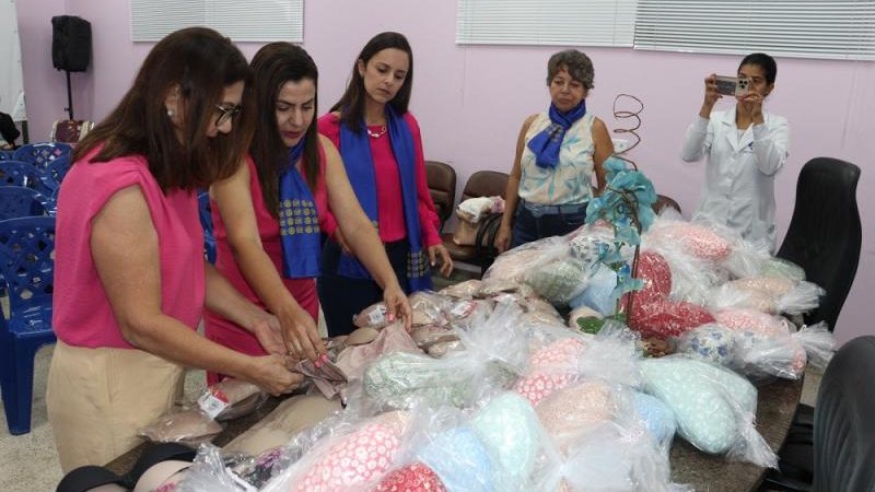 Foto 3 da matéria: Senhoras Rotarianas de Pimenta Bueno confeccionam almofadas e próteses mamárias para pacientes oncológicas da ASSDACO