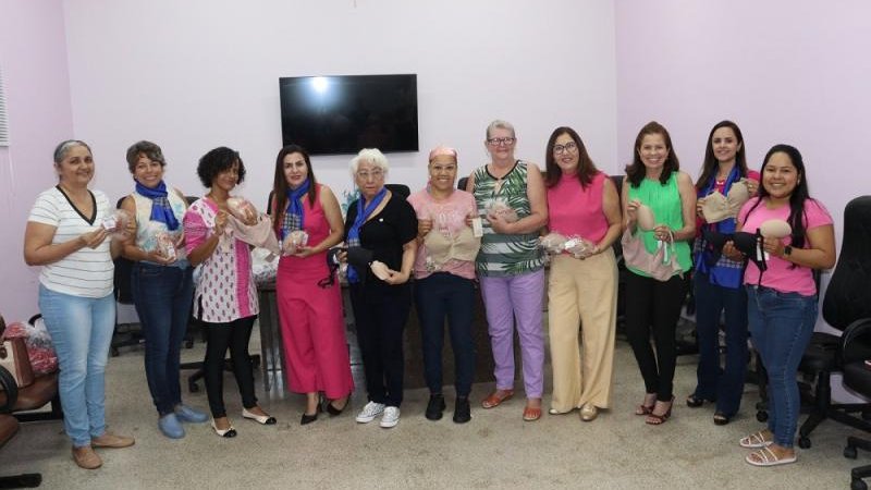Foto 1 da matéria: Senhoras Rotarianas de Pimenta Bueno confeccionam almofadas e próteses mamárias para pacientes oncológicas da ASSDACO