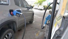 Gasolina tem terceira semana de queda nos postos, e diesel mantém alta