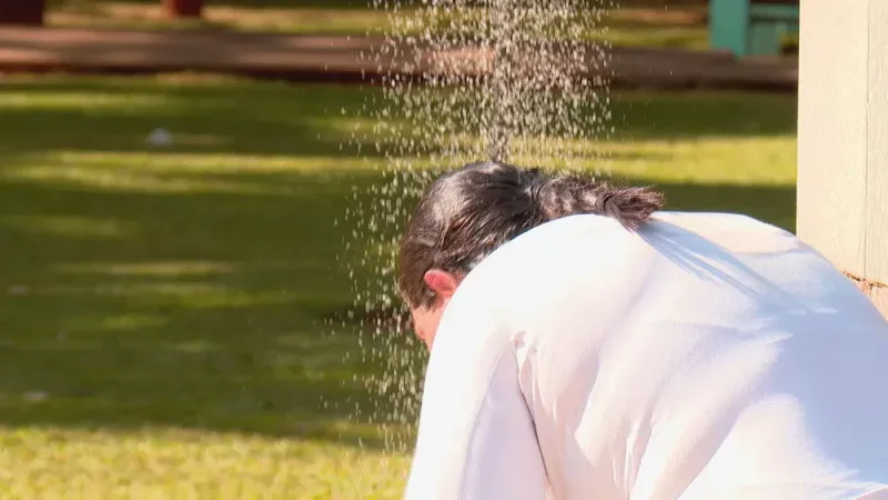 Pessoa se refresca em meio à onda de calor — Foto: TV Globo/Reprodução