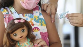 Vacinação protege crianças de sequelas da covid-19