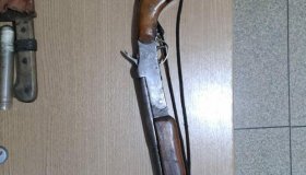 Homem é conduzido pela PM portando arma de fogo de fabricação caseira