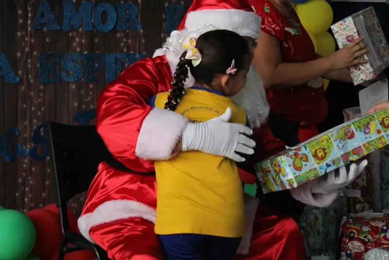 Aluna recebendo presente do Papai Noel dos Correios em 2022 — Foto: Loide Gonçalves/g1